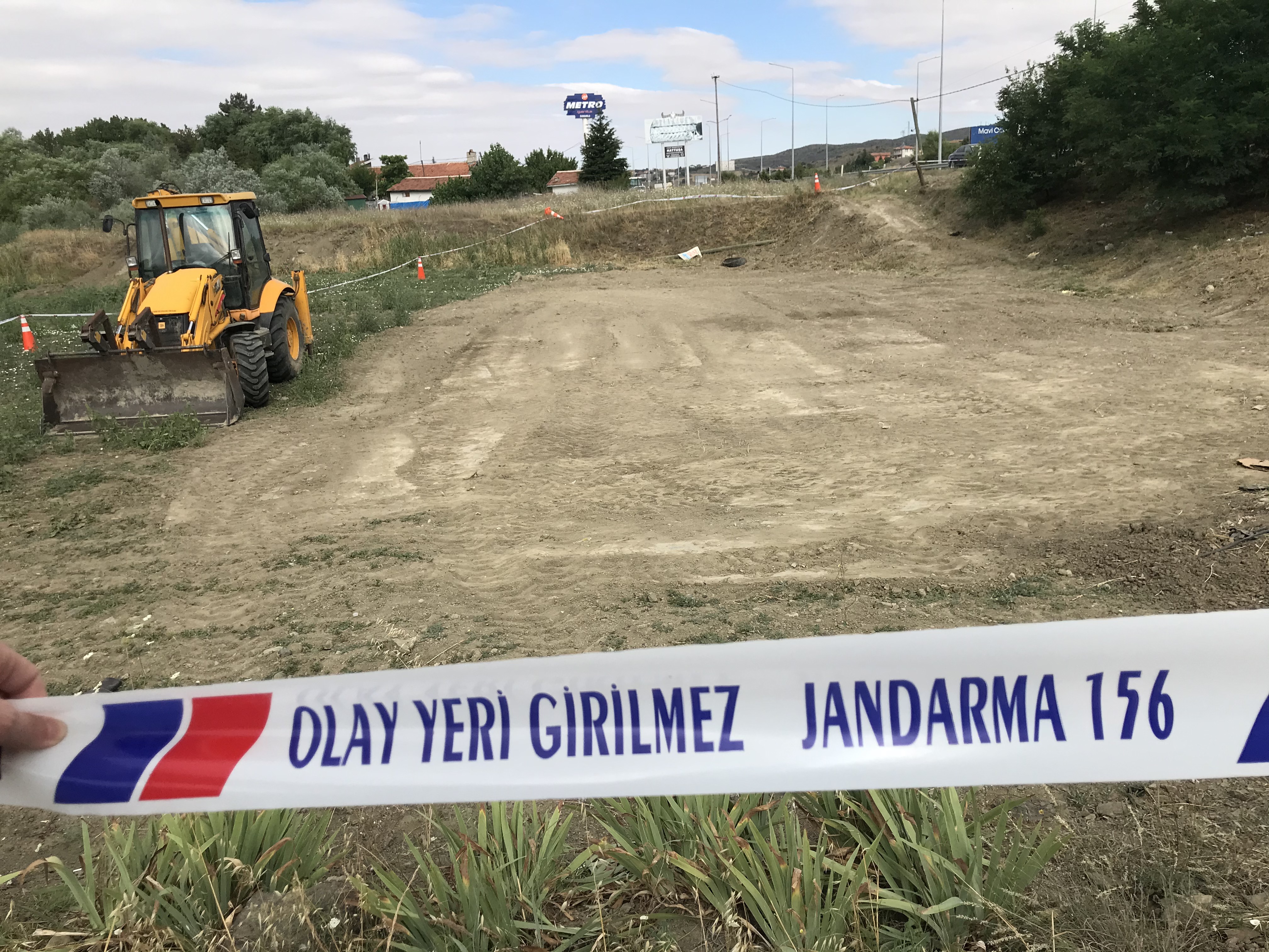 ARAÇTAN SAÇILAN ALTINLAR İÇİN ARAMA YAPILIYOR