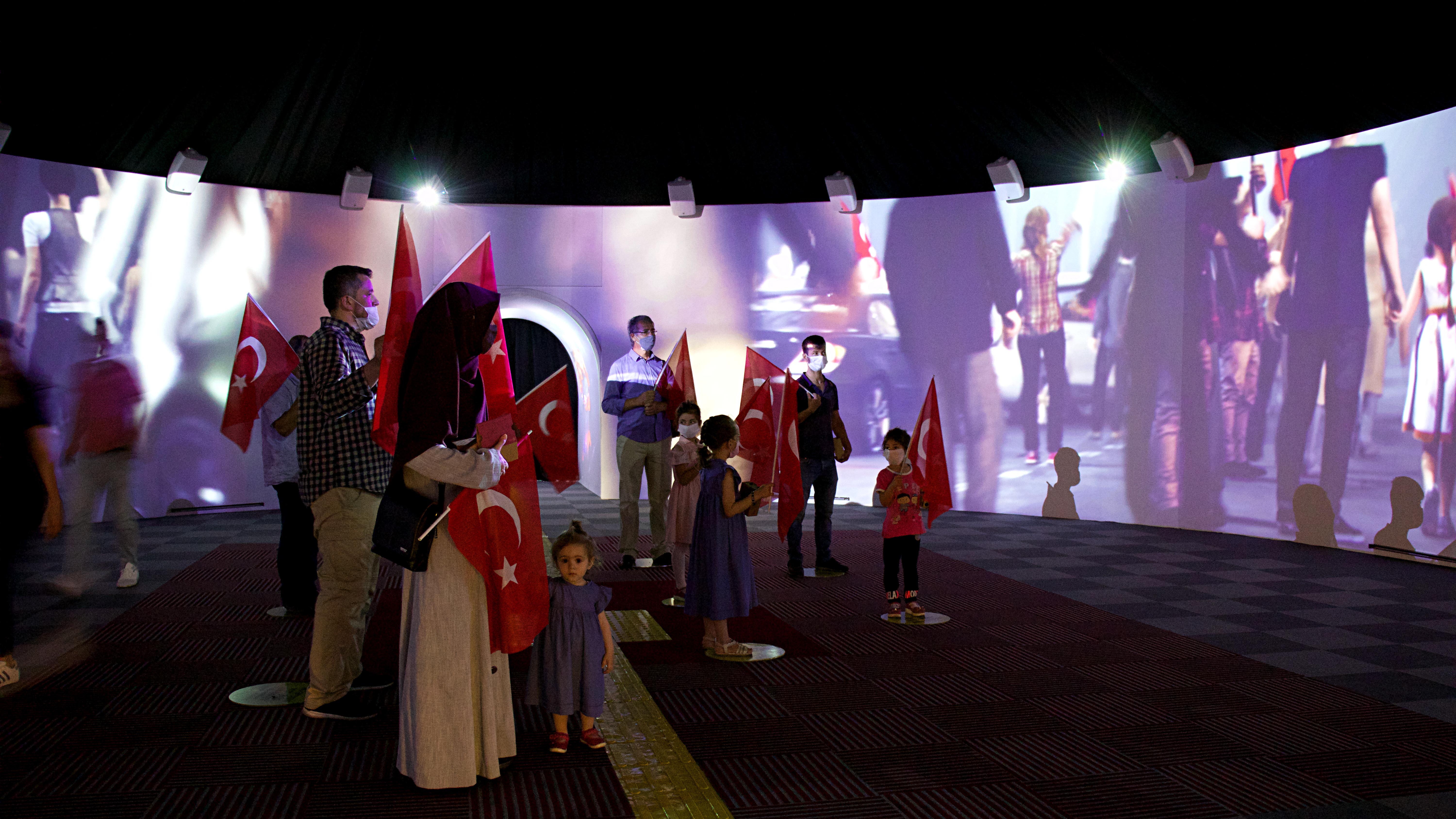 15 TEMMUZ  DİJİTAL ORTAMDA SERGİLENİYOR