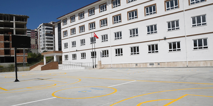 BÜYÜKŞEHİR'DEN OKULLARA OYUN VE SPOR ALANI