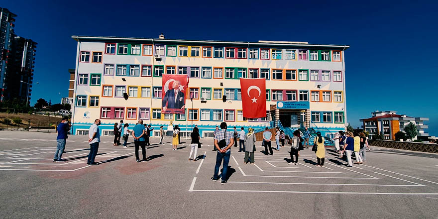 Öğretmenler öğrencileri olmadan İstiklal Marşı'nı okudu