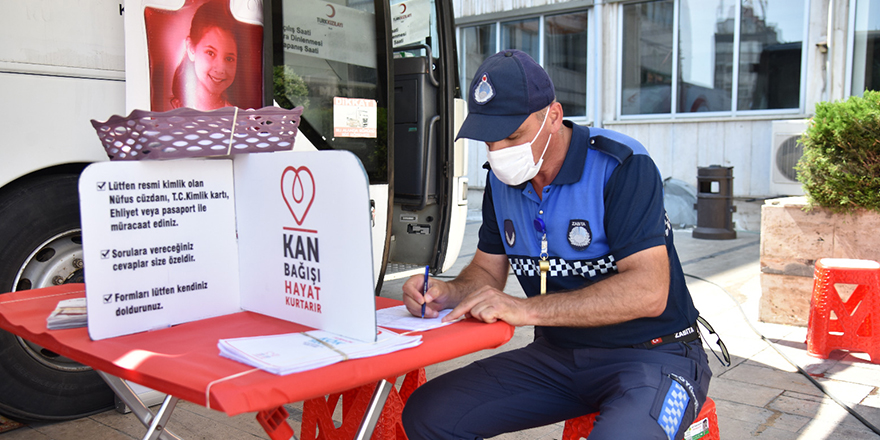 Büyükşehir personelinden Kızılay’a kan bağışı