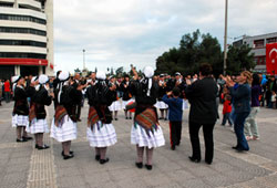 Bayramı horon teperek kutladılar