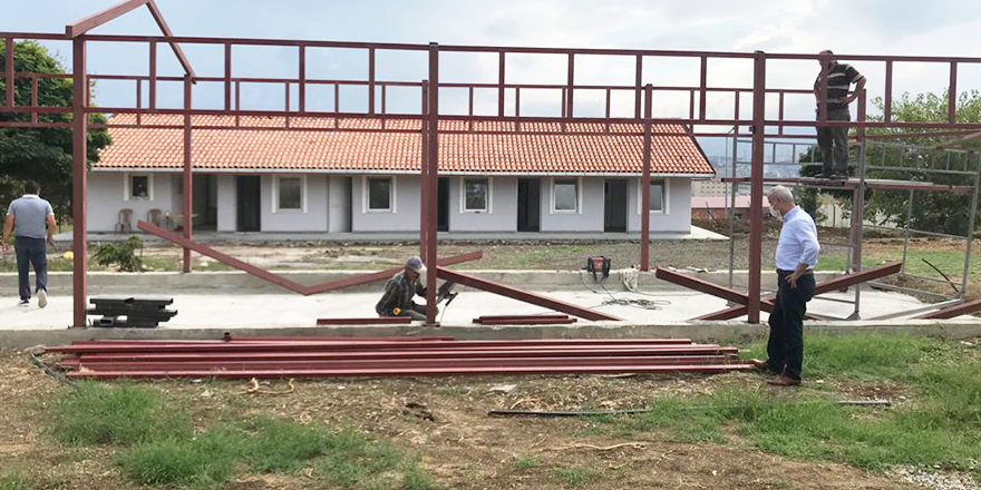 HUZUREVİ BAHÇESİNDE YAŞLILAR İÇİN OYUN ALANI