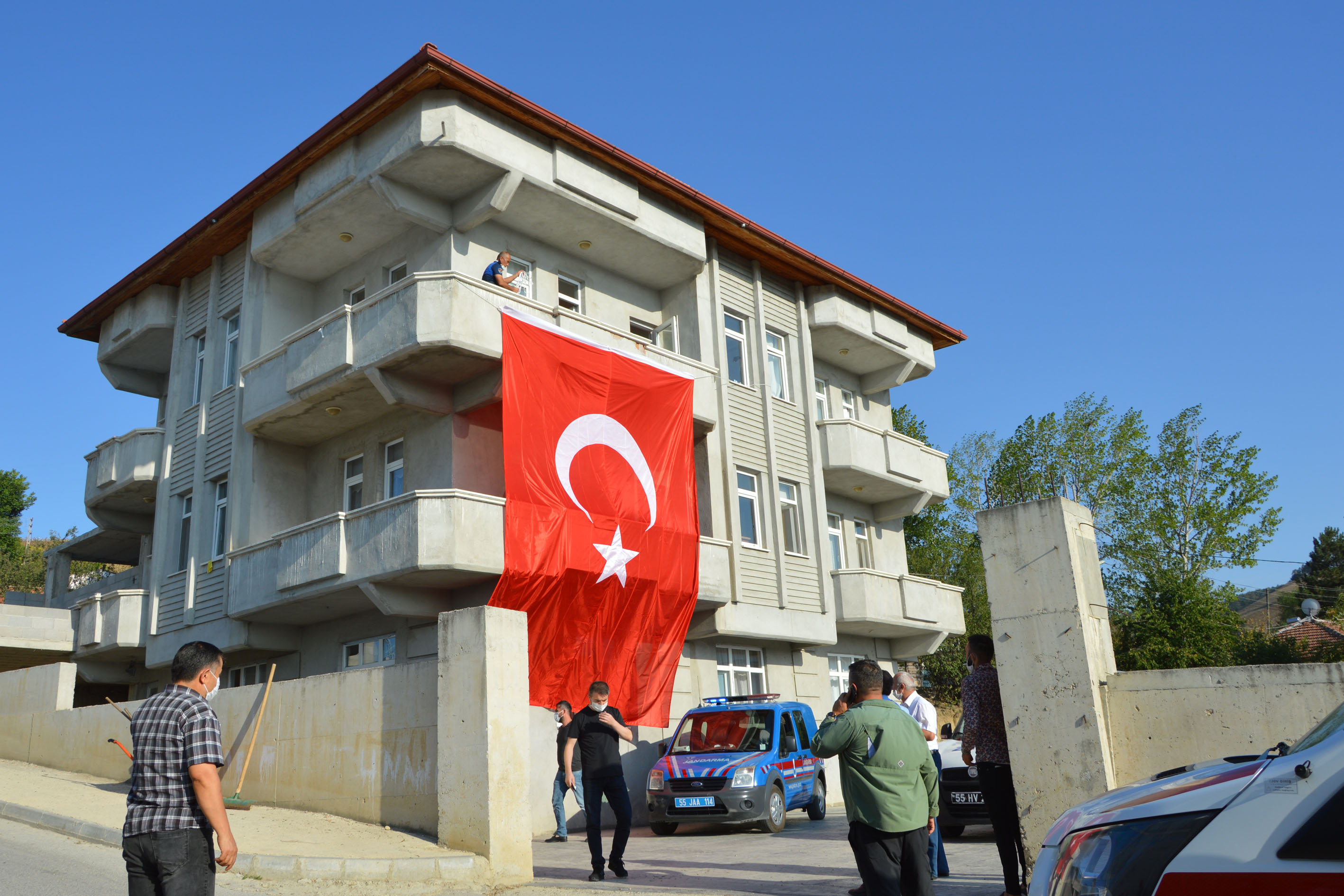 ŞEHİT YÜZBAŞININ AİLESİNE ACI HABER VERİLDİ