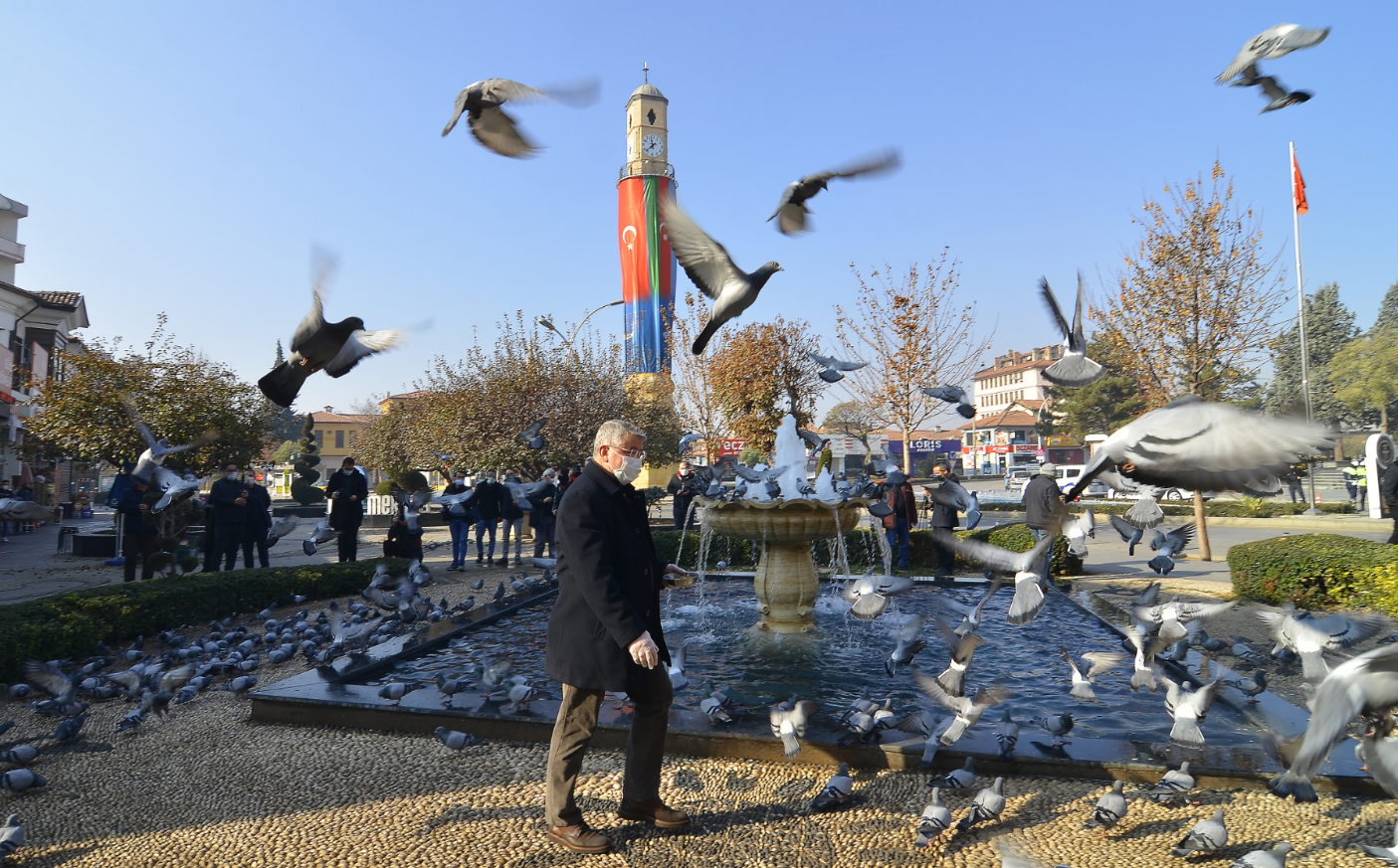 BELEDİYE EKİPLERİ SOKAK HAYVANLARINI BESLİYOR