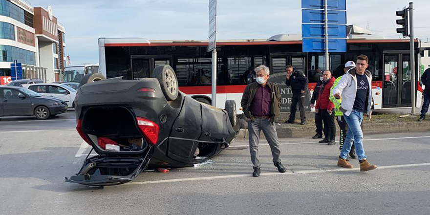 Devrilen otomobildeki 2 kişi yaralandı