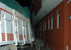 ambunlans yerine eve çarptı
