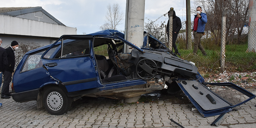 Samsun'da otomobil direğe çarptı: 2 yaralı