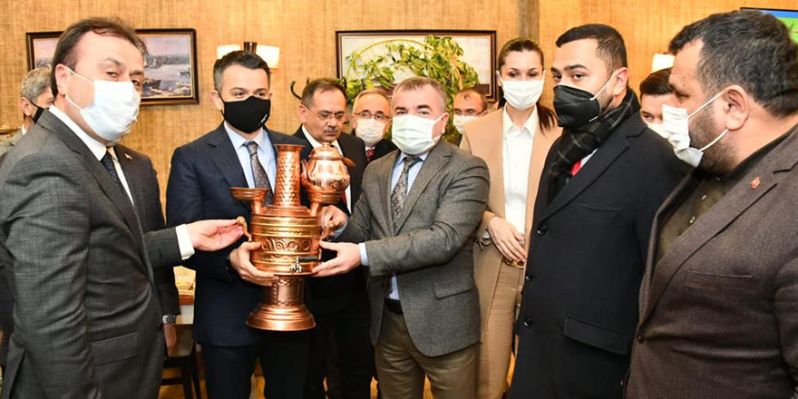 Başkan Özdemir Bakan Pakdemirli’ye semaver hediye etti