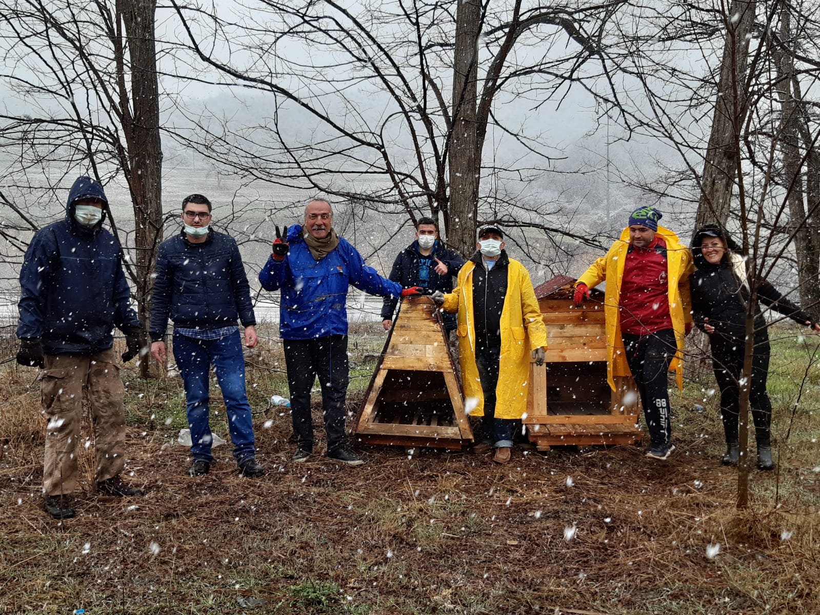 SOKAK HAYVANLARI İÇİN KULÜBE YAPTILAR