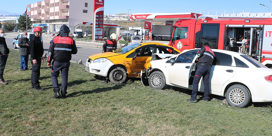 Taksi ile otomobil çarpıştı: 1 ölü, 2 yaralı