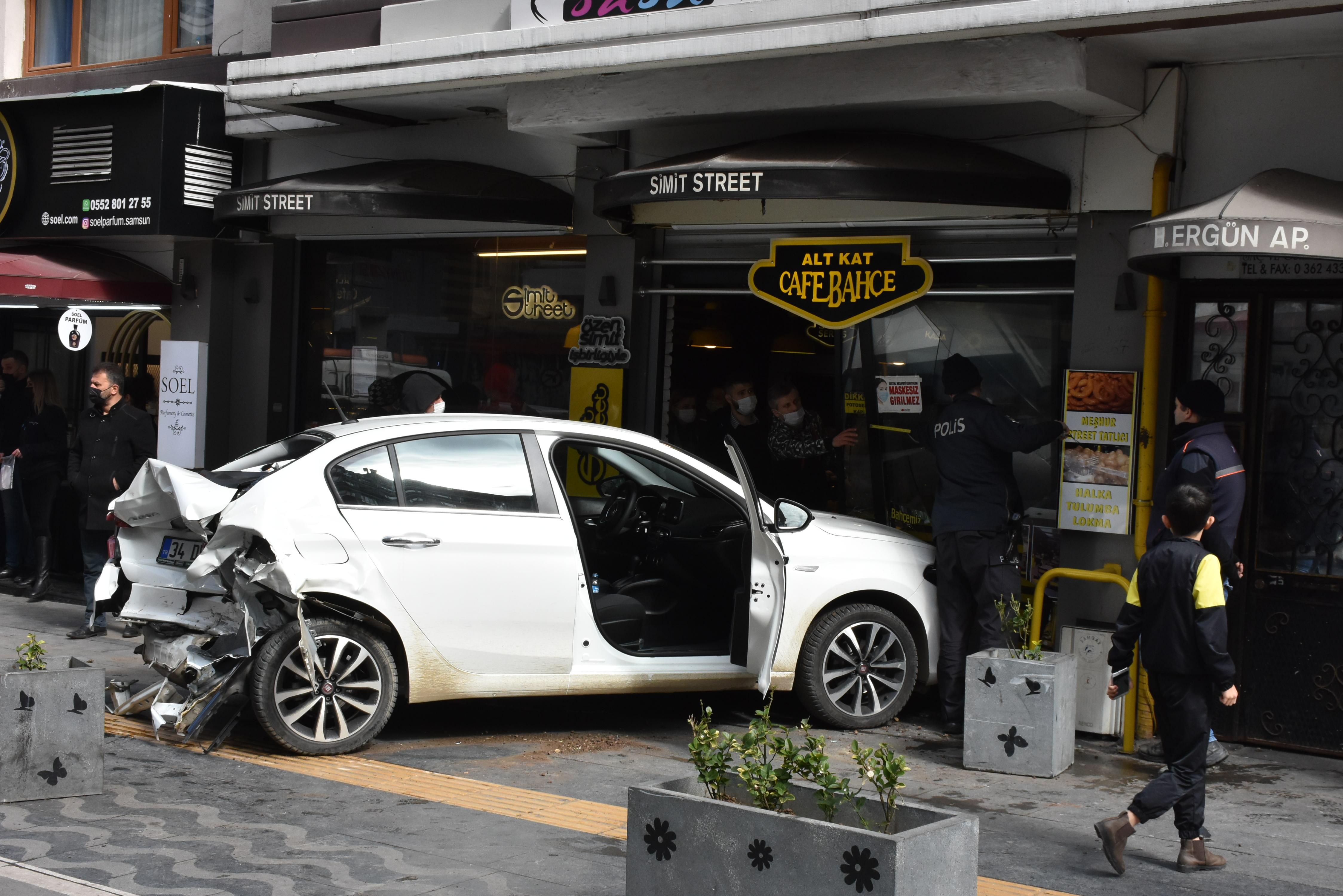 ÇİFTLİK CADDESİNDE TRAFİK KAZASI