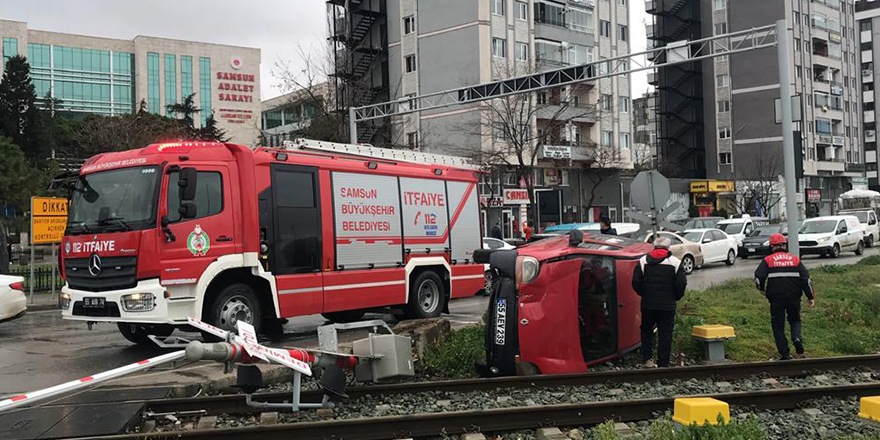 Samsun'da hafif ticari araç devrildi: 1 yaralı