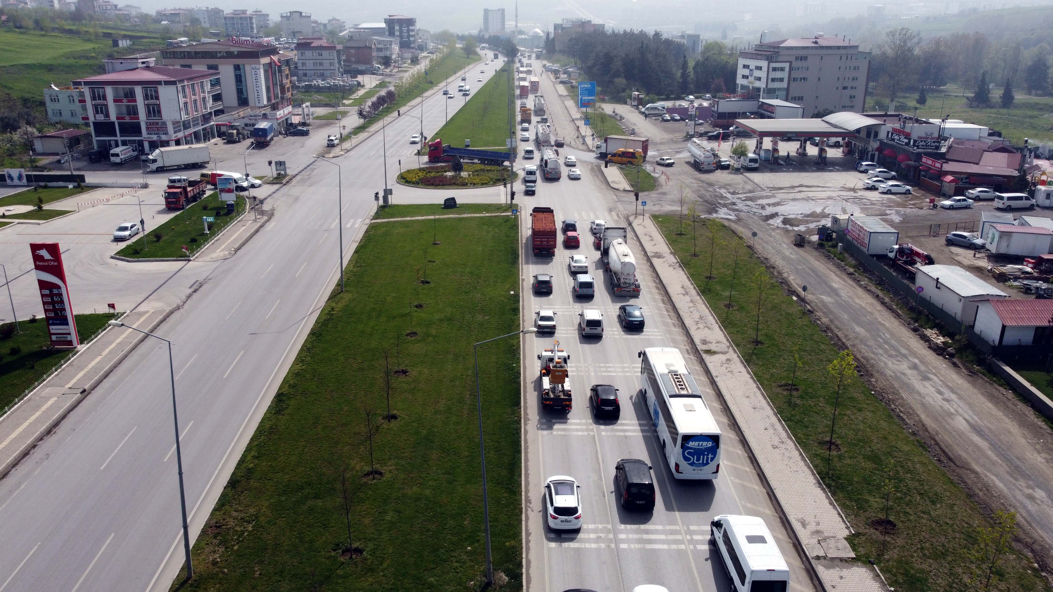 TAM KAPANMA ÖNCESİ TRAFİK YOĞUNLUĞU ARTTI