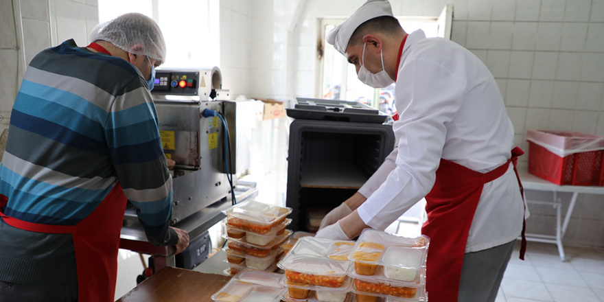 İLKADIM'DA İHTİYAÇ SAHİPLERİNE SICAK YEMEK SERVİSİ