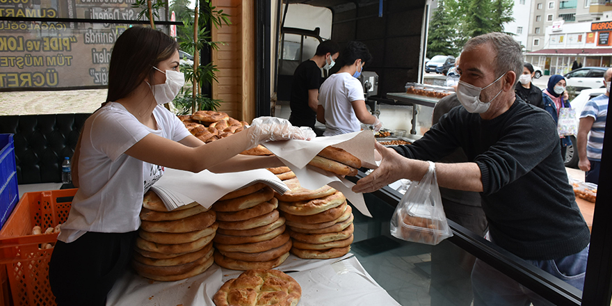 Samsun'da esnaftan vatandaşlara pide ve tatlı ikramı