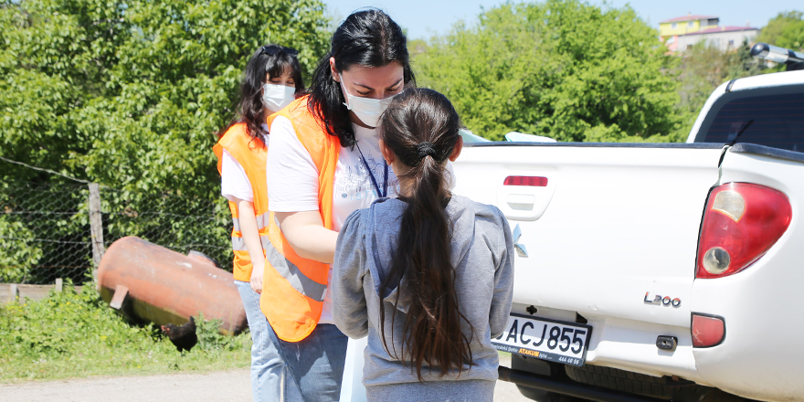 ATAKUM’DA YÜZLERCE ÇOCUĞA BAYRAM SÜRPRİZİ