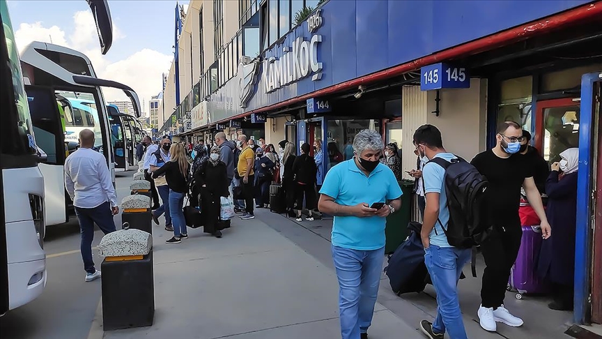 KADEMELİ NORMALLEŞMENİN İLK GÜNÜNDE OTOGAR VE HAVALİMANLARINDA HAREKETLİLİK