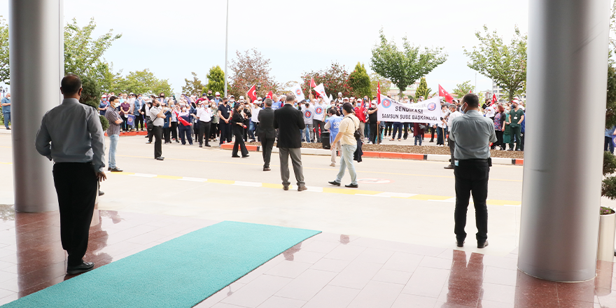 OMÜ'DE SAĞLIK İŞÇİLERİ BORDROLARIYLA EYLEM YAPTI