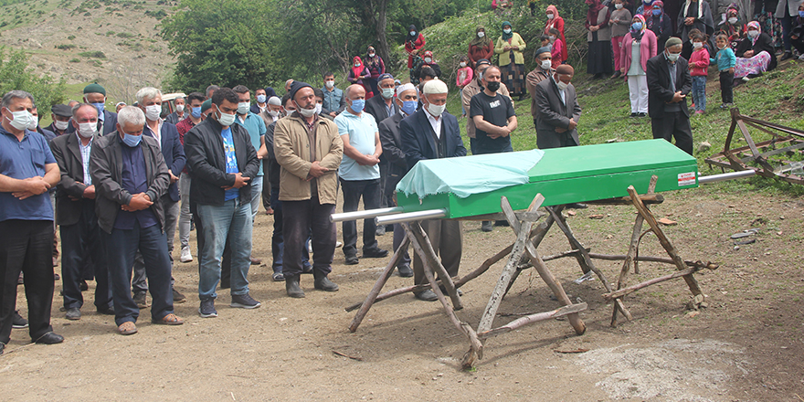 Eşi tarafından bıçaklanarak öldürülen kadın toprağa verildi