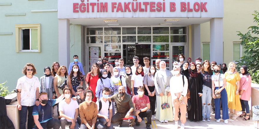 ÜNİVERSİTE HAYATINI BU PROJE İLE ÖĞRENİYORLAR