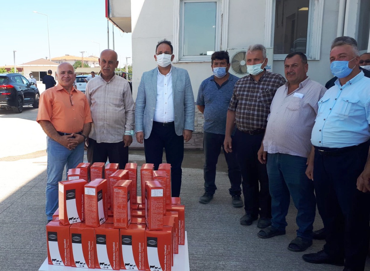 BÜYÜKBAŞ HAYVANLAR İÇİN KENE İLACI DAĞITILDI