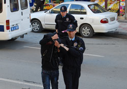 Polisi gördü kaçmaya çalıştı