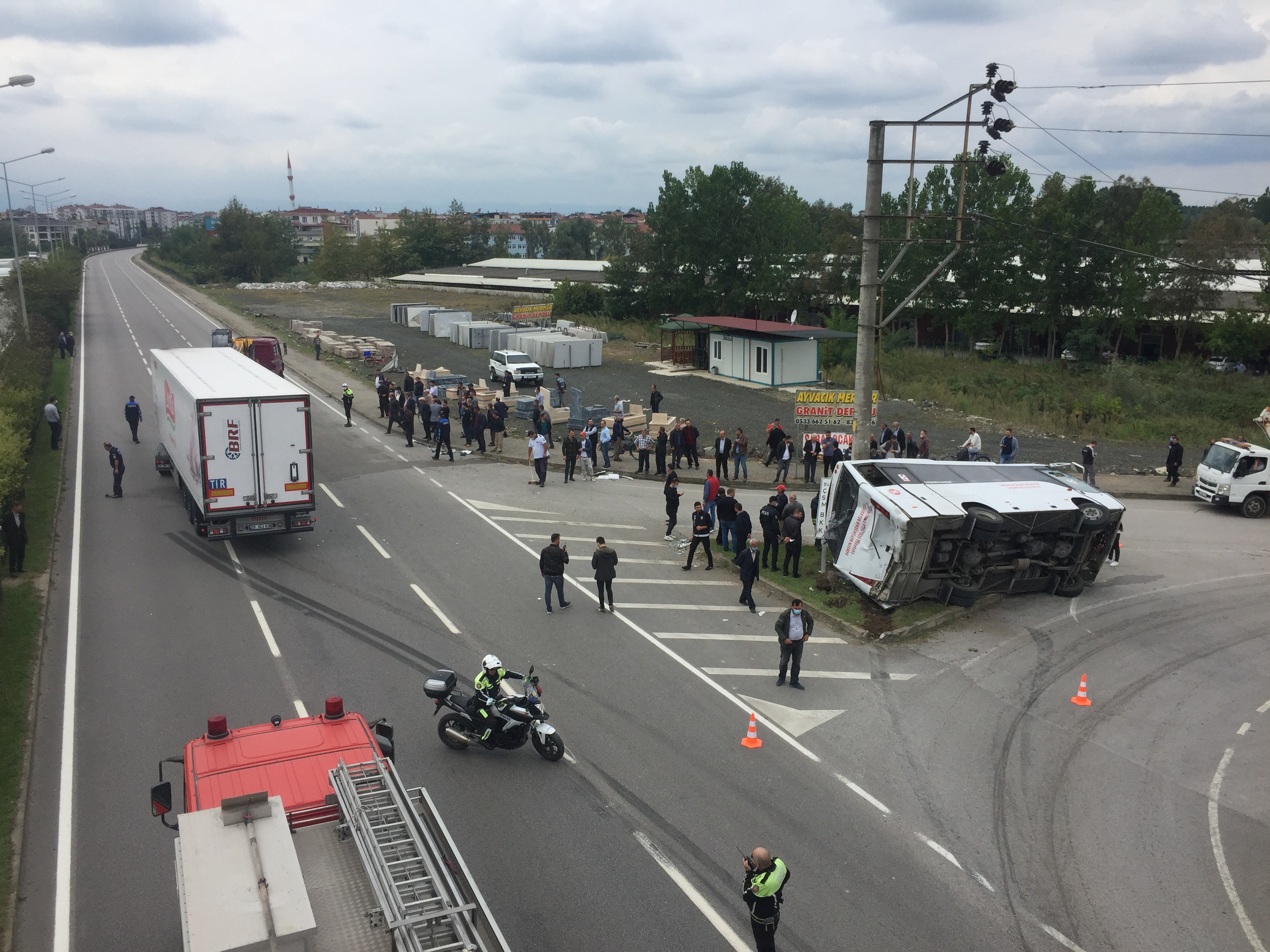 TIRLA ÇARPIŞAN YOLCU OTOBÜSÜ DEVRİLDİ