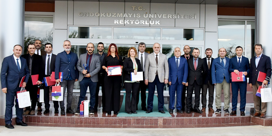REKTÖR ÜNAL ÖDÜL ALAN AKADEMİSYENLERİ KUTLADI