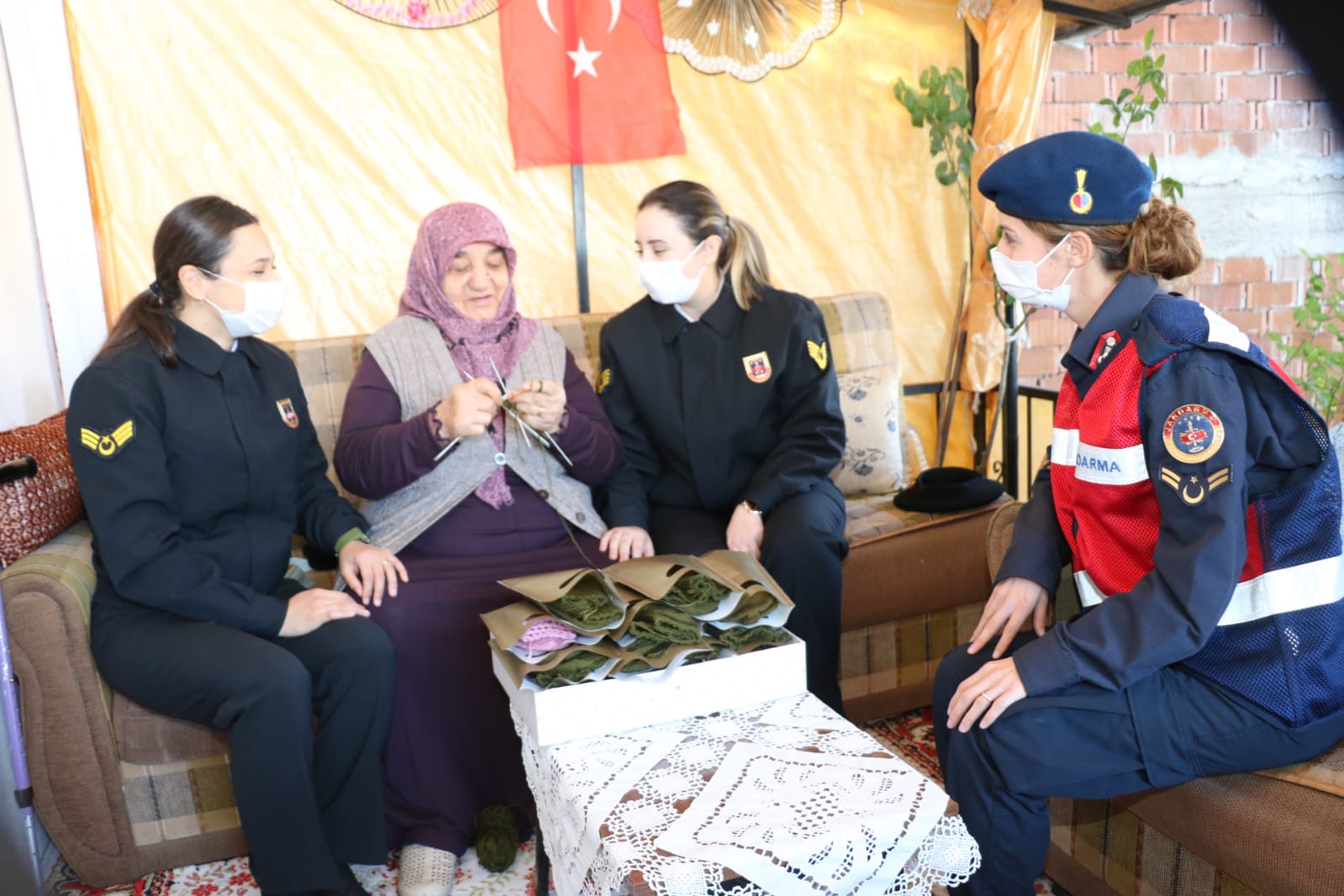 ÖRDÜĞÜ YÜN ÇORAPLARI ASKERLERE VERDİ