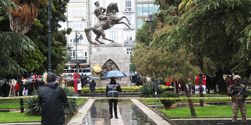 SAMSUN'DA SAAT 9'U 5 GEÇE HAYAT DURDU
