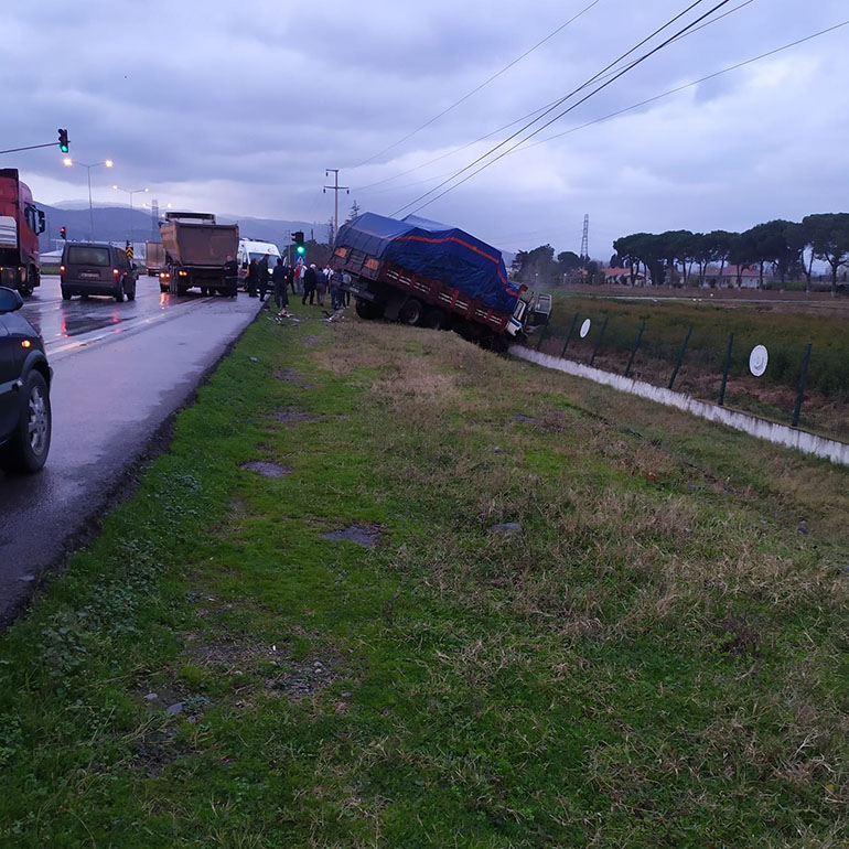 SAMSUN'DA 3 ARAÇ KAZAYA KARIŞTI