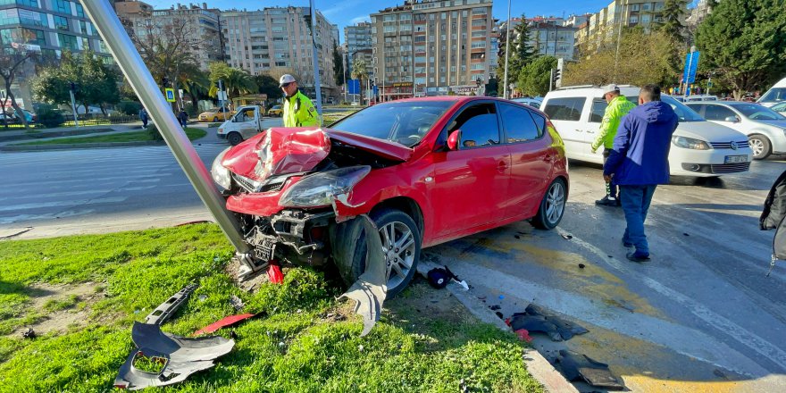 KAVŞAKTA ÇARPIŞAN OTOMOBİLLERİN SÜRÜCÜLERİ YARALANDI