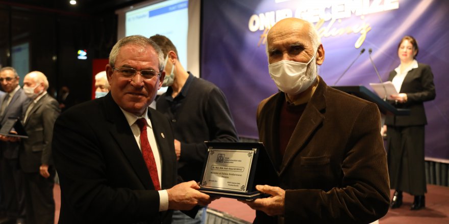 ÜYELERE PLAKET VERİLDİ
