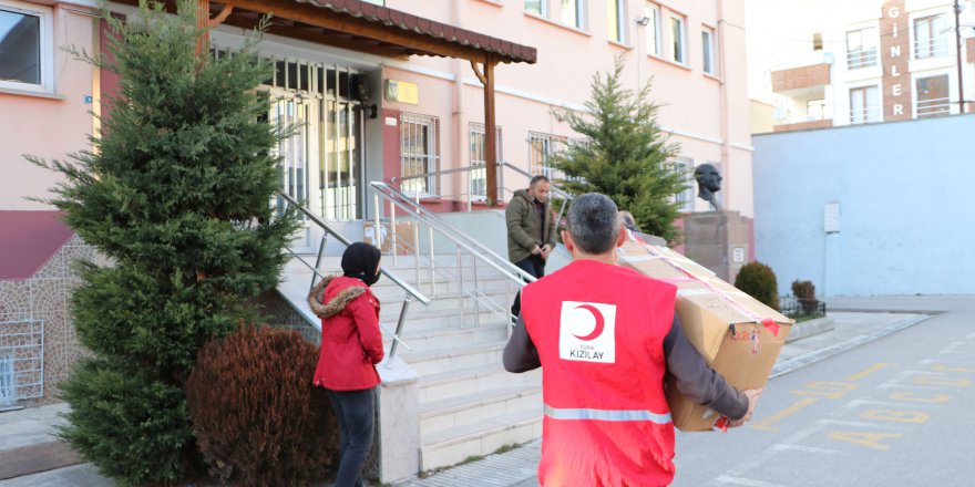 TÜRK KIZILAY'DAN ÖĞRENCİLERE MONT VE BOT YARDIMI