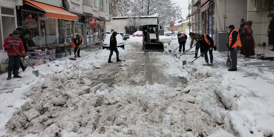 VEZİRKÖPRÜ'DE KAR MESAİSİ