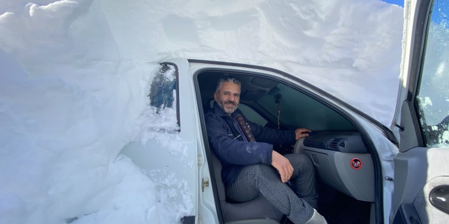 ARAÇLAR 2 METRELİK KARIN ALTINDA KALDI