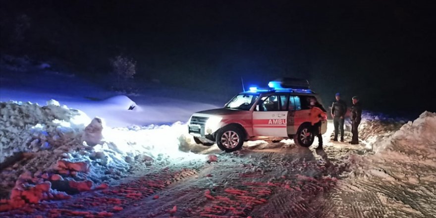 Yolu kapalı köydeki engelli hastaya paletli ambulansla ulaşıldı