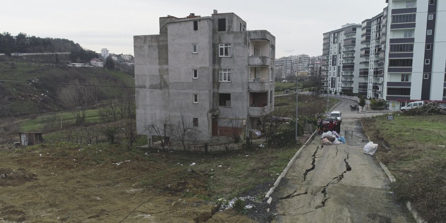 Samsun'un İlkadım ilçesinde yanındaki alanda toprak kayması meydana gelen bina tahliye edildi.