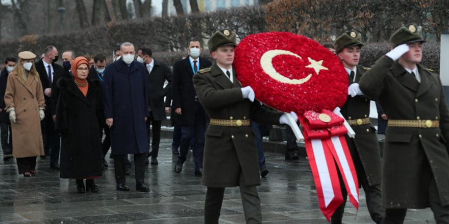 CUMHURBAŞKANI ERDOĞAN KİEV'DEKİ MEÇHUL ASKER ANITI'NI ZİYARET ETTİ