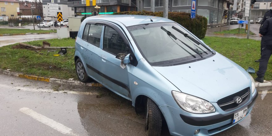 OTOMOBİL TRAFİK IŞIKLARINA ÇARPTI