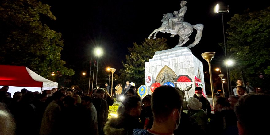 SAMSUN'DA VATANDAŞLAR ATATÜRK ANITI'NDA NÖBET TUTUYOR