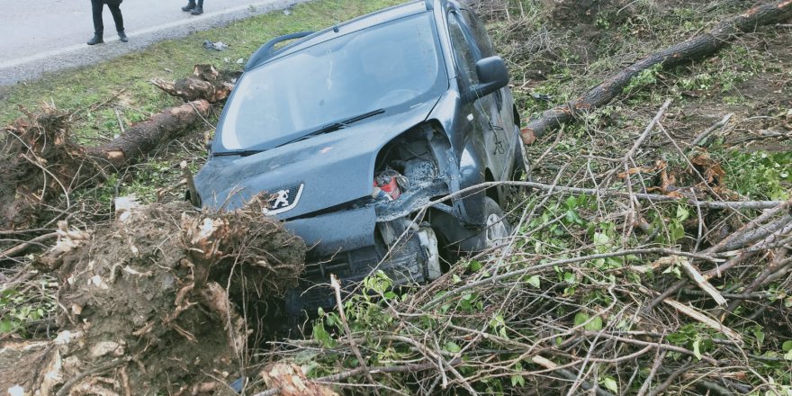 HAFİF TİCARİ ARAÇ İLE OTOMOBİL ÇARPIŞTI: 4 YARALI