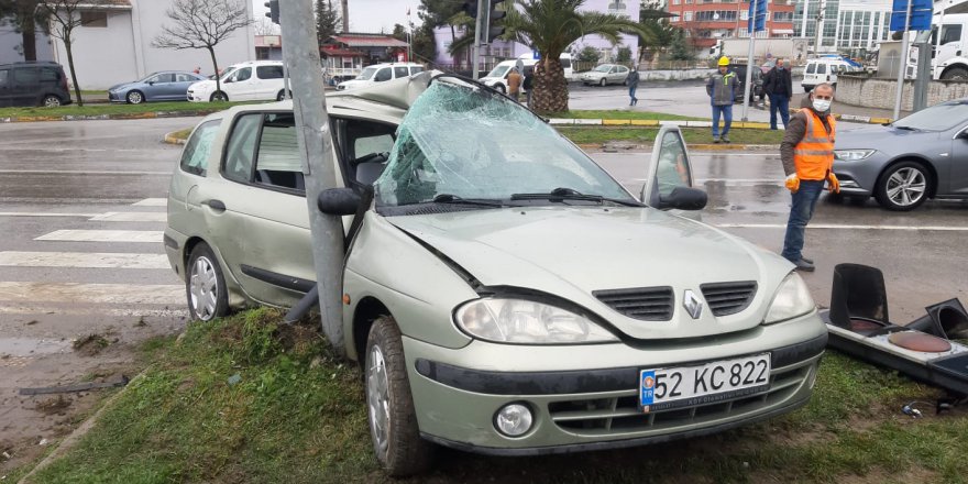 KÖPEĞE ÇARPMAMAK İÇİN DİREKSİYONU KIRDI: 1 YARALI