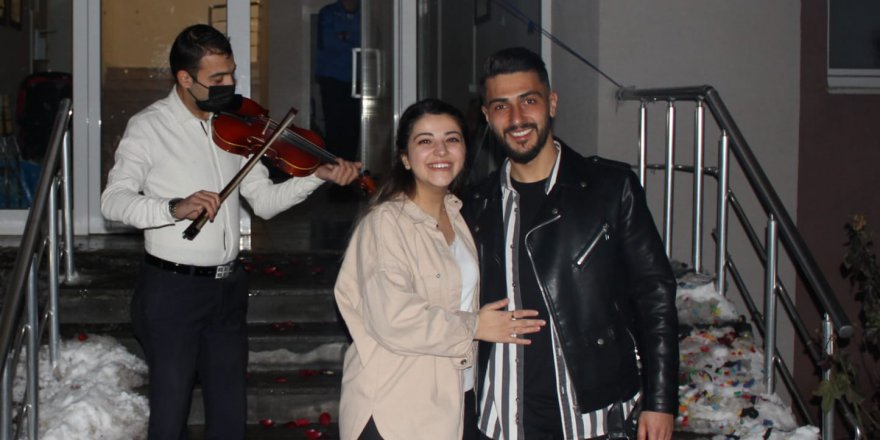 AMATÖR FUTBOLCU KULÜP BİNASI ÖNÜNDE KIZ ARKADAŞINA SÜRPRİZ EVLİLİK TEKLİFİNDE BULUNDU