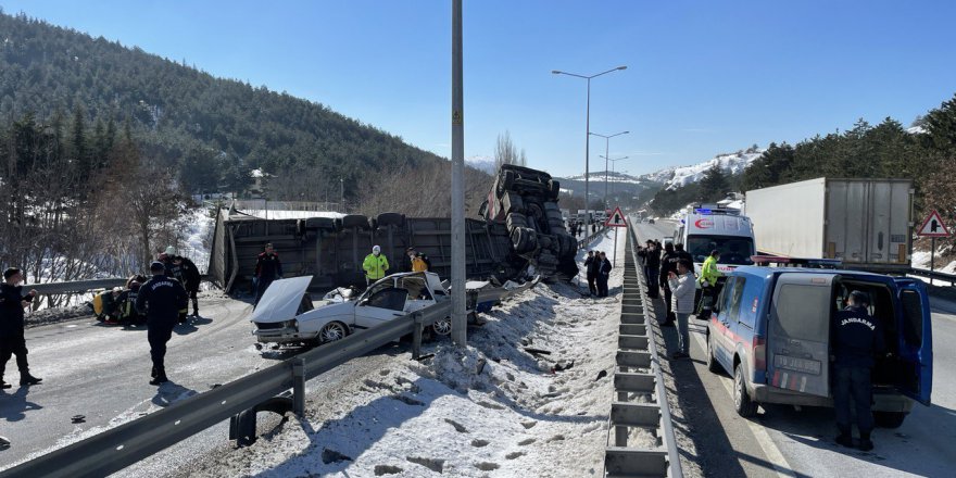 GERİYE KAYAN TIRIN ÇARPTIĞI OTOMOBİLDEKİ BİR KİŞİ ÖLDÜ, İKİ KİŞİ YARALANDI