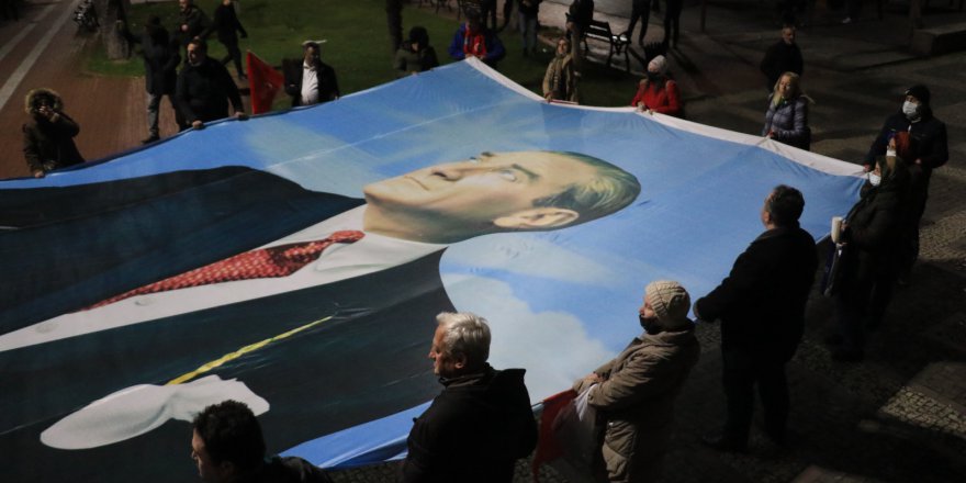 SAMSUN'DA VATANDAŞLAR ATATÜRK ANITI'NDAKİ NÖBETİNİ SÜRDÜRÜYOR