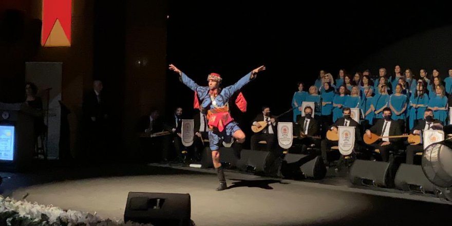 ZEYBEK GÖSTERİSİ AYAKTA ALKIŞLATTI