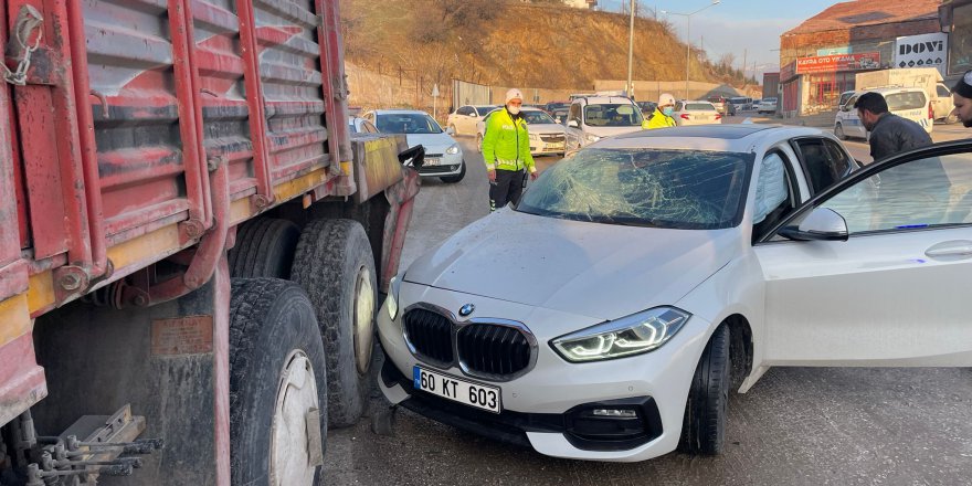 PARK HALİNDEKİ KAMYONA ÇARPAN OTOMOBİLİN SÜRÜCÜSÜ YARALANDI