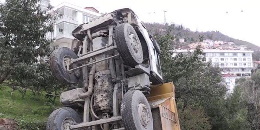 RAMPADA KAYAN KAMYON OKUL BAHÇESİNE DÜŞTÜ
